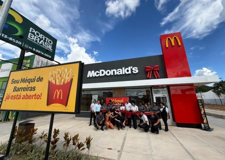 Fila de carros no drive-thru do McDonald’s em Barreiras com movimento intenso após inauguração da unidade