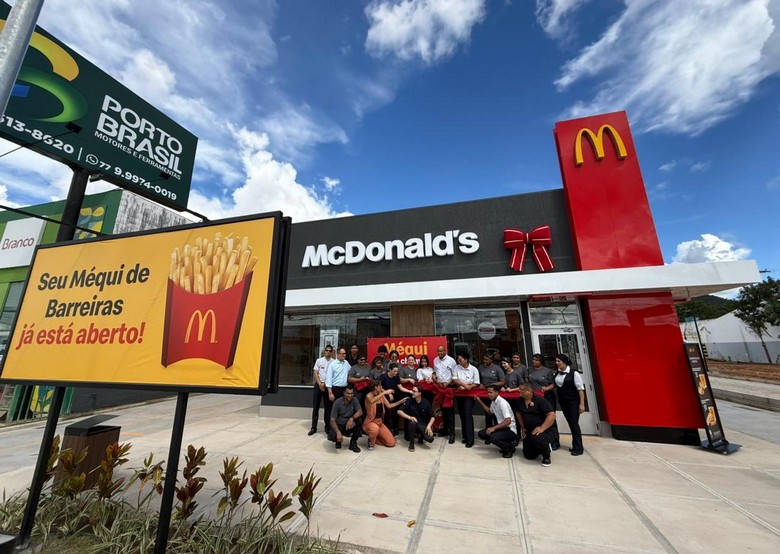 Fila de carros no drive-thru do McDonald’s em Barreiras com movimento intenso após inauguração da unidade