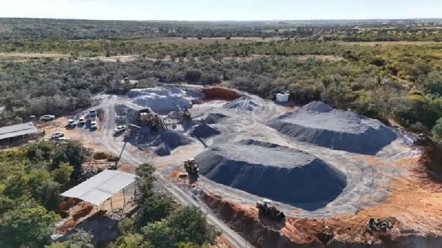Equipe de fiscalização ambiental realiza inspeção em pedreira na zona rural de Cocos, no oeste da Bahia, após denúncias de mineração irregular e danos ao patrimônio arqueológico.