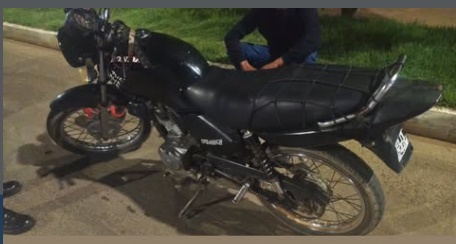 Motocicleta Honda CG 125 Fan apreendida pela Polícia Militar após identificação de motor adulterado em Barreiras, Bahia