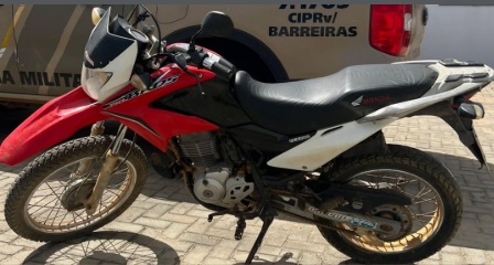 Motocicleta apreendida pela Polícia Militar com sinais de adulteração no chassi e motor em Serra Dourada, Bahia