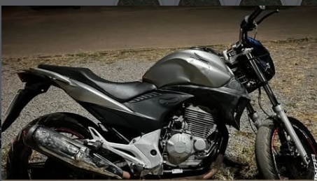 Policiais da CIPE/Cerrado ao lado de motocicleta Honda CB 300R apreendida com sinais adulterados em Luís Eduardo Magalhães.