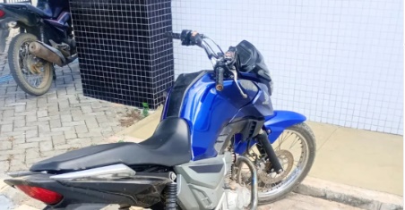 Motocicleta recuperada pela Polícia Militar após furto no pátio da delegacia em Sítio do Mato, Bahia
