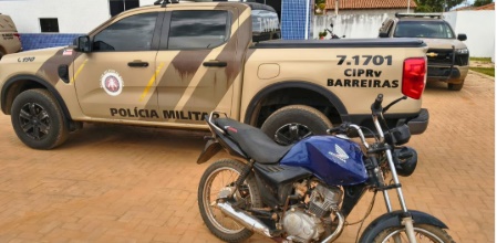 Policiais da CIPRv/Barreiras durante recuperação de motocicleta com restrição de furto na BA-451, em Santa Rita de Cássia.
