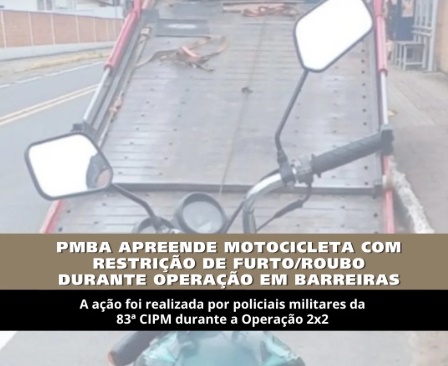 Policiais militares da 83ª CIPM ao lado de motocicleta recuperada durante operação policial realizada em Barreiras, na BR-242.