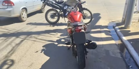 Motocicleta Honda CB 300R vermelha recuperada pela Polícia Militar com sinais de adulteração no centro de Barreiras