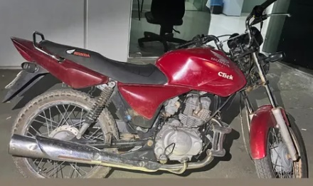 Policiais militares da 38ª CIPM durante recuperação de motocicleta furtada no povoado Santa Rita, zona rural de Bom Jesus da Lapa.