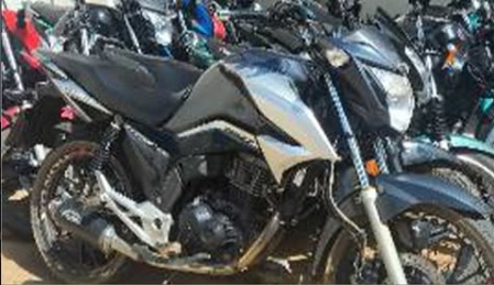 Policiais militares da 30ª CIPM ao lado de motocicleta Honda CG 160 Titan recuperada durante patrulhamento no município de Cocos.
