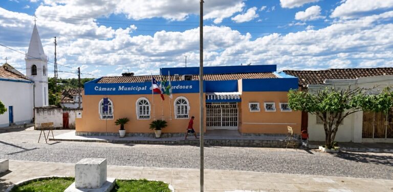 Fachada da Câmara Municipal de Correntina em reportagem sobre investigação do MP-BA que apura supostas irregularidades no concurso público.