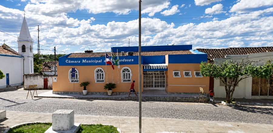 Fachada da Câmara Municipal de Correntina em reportagem sobre investigação do MP-BA que apura supostas irregularidades no concurso público.