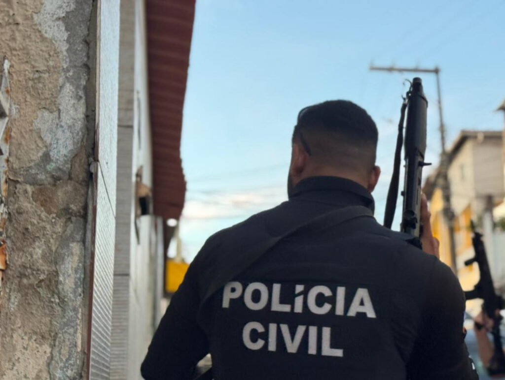 Mulher sendo conduzida por policiais após ser presa por tentativa de golpe bancário com uso de documentos falsos em Luís Eduardo Magalhães