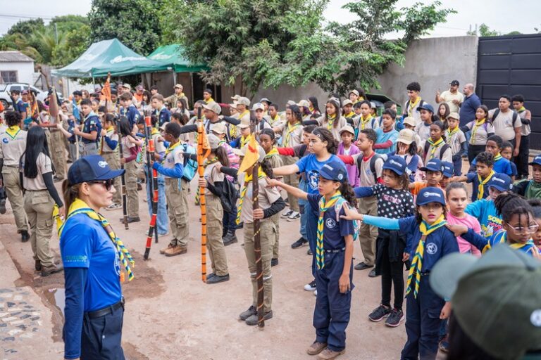 Voluntários e moradores participam de mutirão de limpeza no bairro Jardim das Oliveiras, em Luís Eduardo Magalhães, com retirada de entulhos e resíduos das ruas.