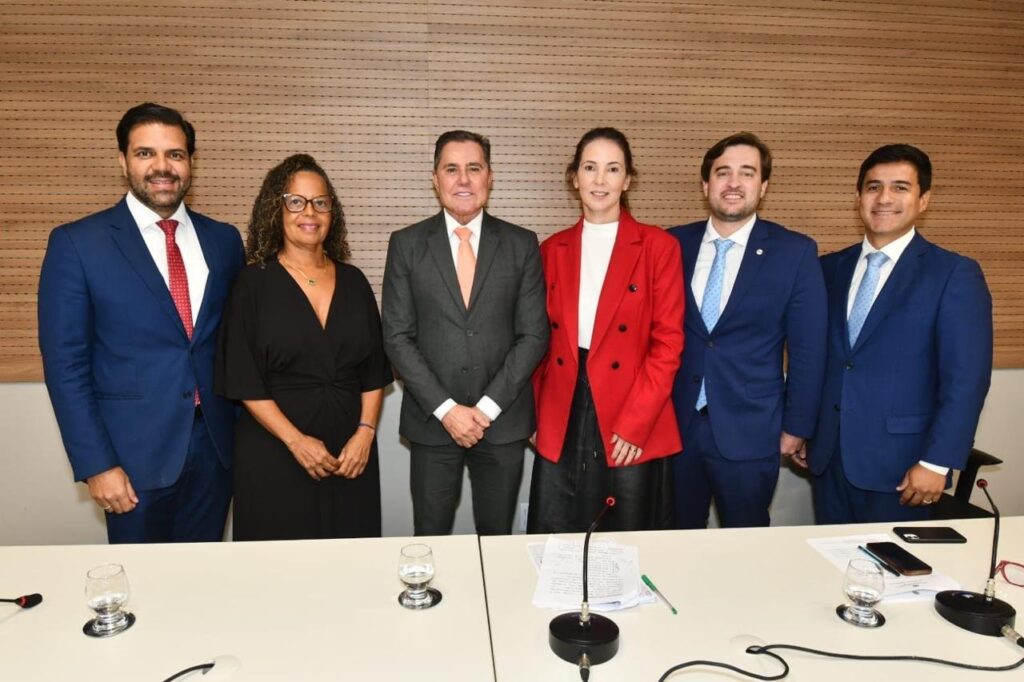 Diretoria da OAB Bahia e presidentes de subseções durante reunião com o presidente do TJBA para discutir demandas da advocacia do interior baiano.