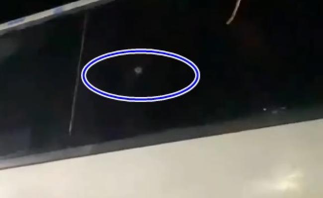 Ônibus do Tratamento Fora do Domicílio de Lapão com marca de possível disparo na lateral durante passagem por Salvador.
