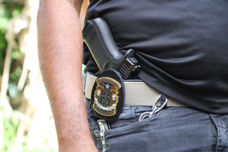 Policiais civis durante operação em Morpará que resultou na prisão de dois investigados por crimes patrimoniais no oeste da Bahia.
