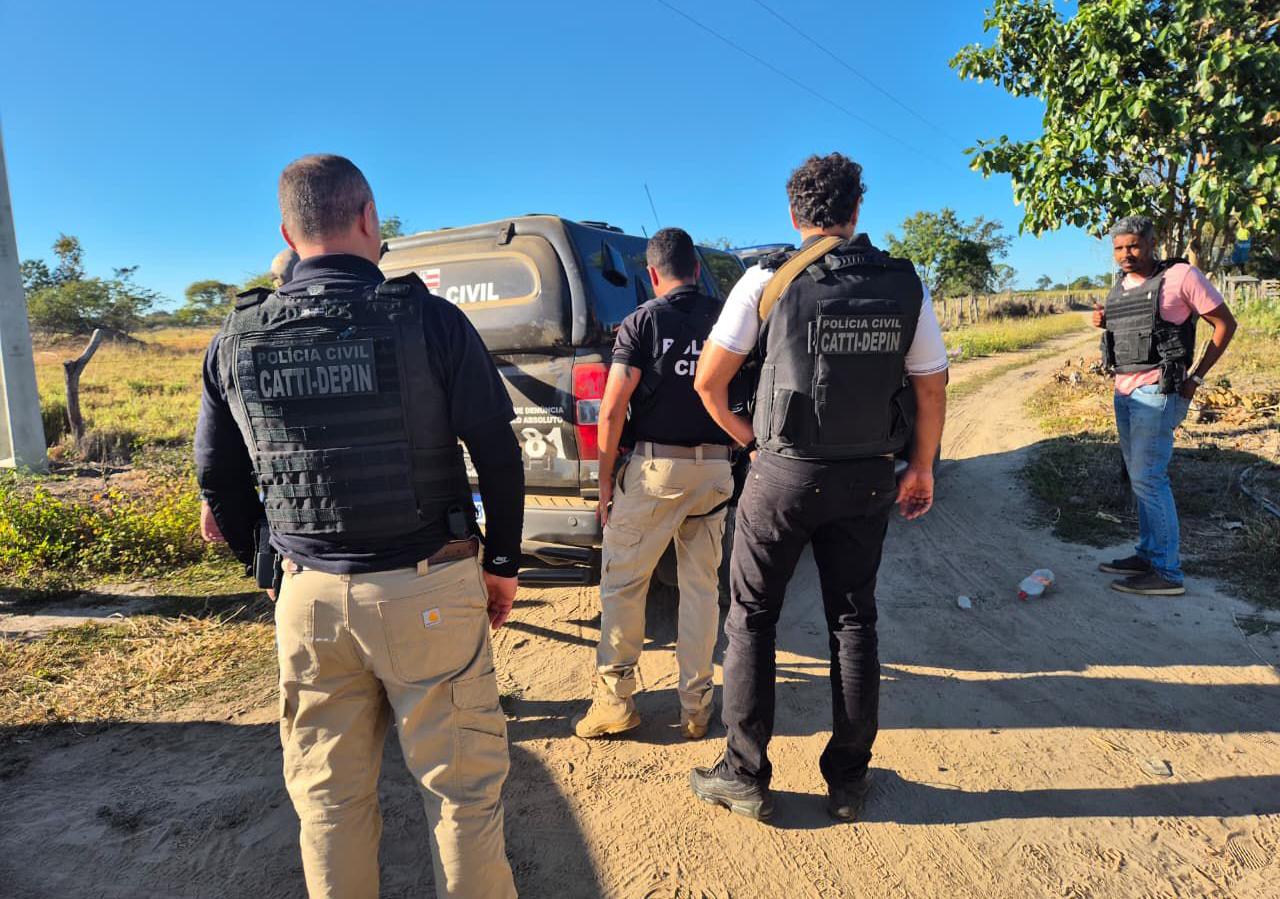 Policiais civis durante operação que resultou na prisão de quatro suspeitos de homicídio em Carinhanha, no oeste da Bahia
