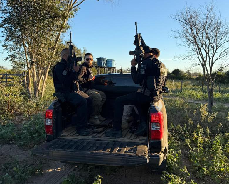 Policiais civis durante operação que prendeu suspeitos de duplo homicídio em Barreiras e Cotegipe