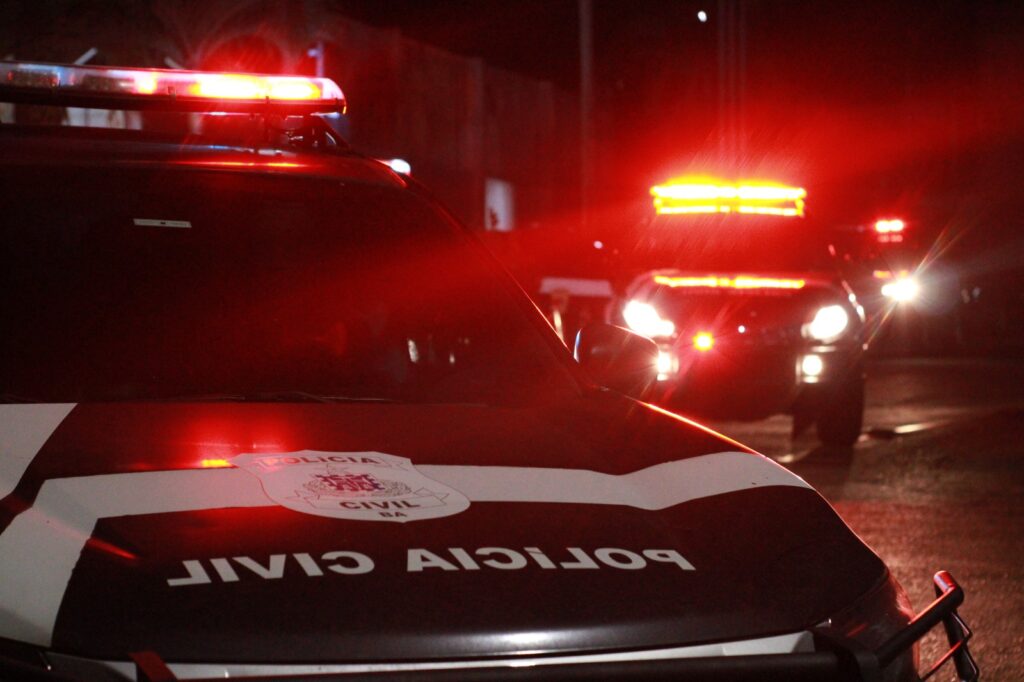 Viatura da Polícia Civil da Bahia durante operação que resultou na prisão de um homem e apreensão de um adolescente em Santa Rita de Cássia.