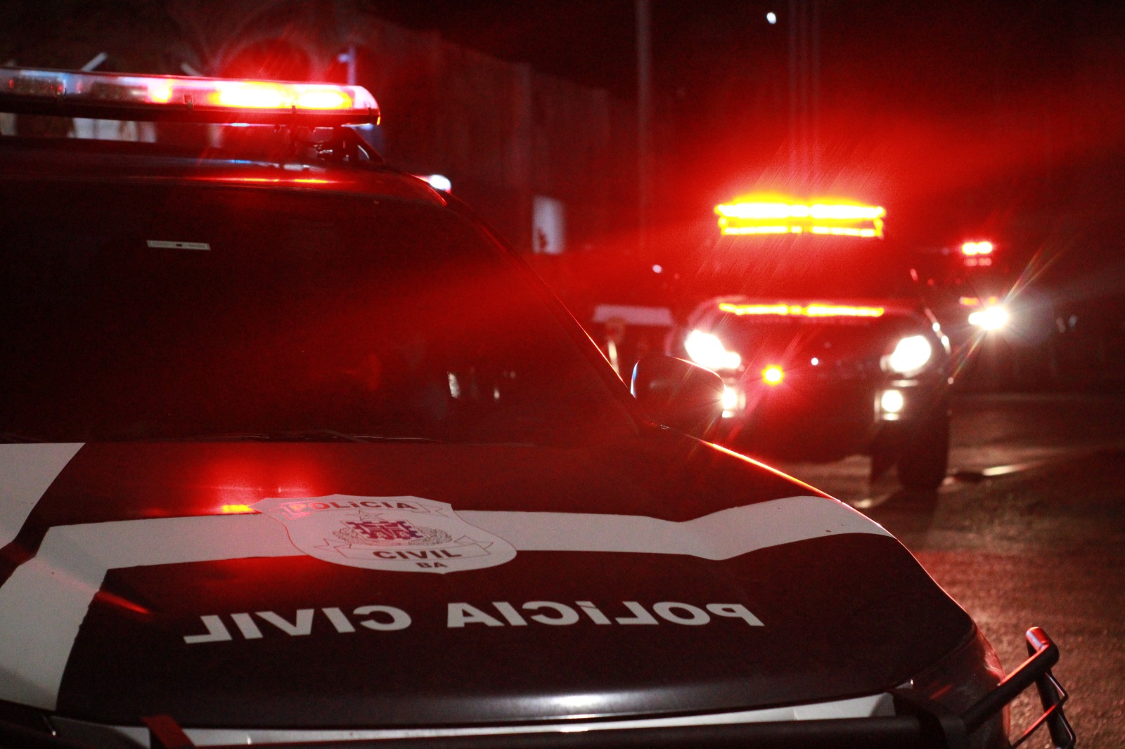 Viatura da Polícia Civil da Bahia durante operação que resultou na prisão de um homem e apreensão de um adolescente em Santa Rita de Cássia.