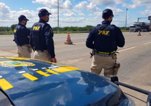 Viatura da Polícia Rodoviária Federal durante atendimento de ocorrência de atropelamento com vítima fatal na BR-135, em Formosa do Rio Preto.