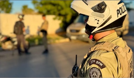Policiais militares realizam abordagem educativa com motoristas durante ação de conscientização do Maio Amarelo em Luís Eduardo Magalhães.