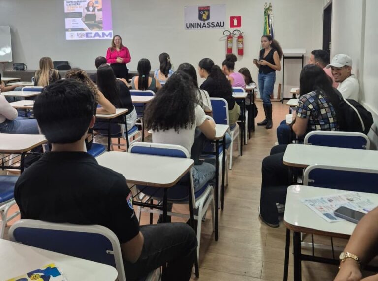 Delegada da DEAM de Barreiras participa de palestra para estudantes de Direito sobre enfrentamento à violência doméstica contra mulheres.