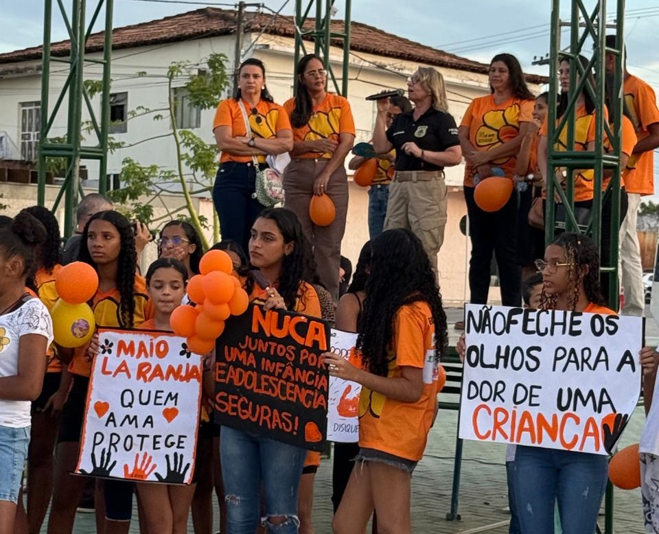 Policiais civis e representantes da rede de proteção participam de caminhada do Maio Laranja em São Félix do Coribe.
