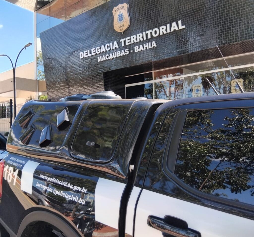 Policiais civis durante ação que resultou na prisão de suspeito de roubo de celular contra um idoso na feira livre de Macaúbas.