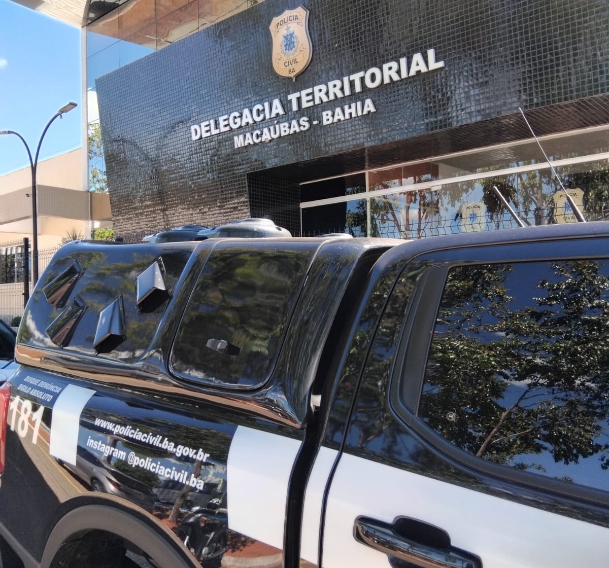 Policiais civis durante ação que resultou na prisão de suspeito de roubo de celular contra um idoso na feira livre de Macaúbas.