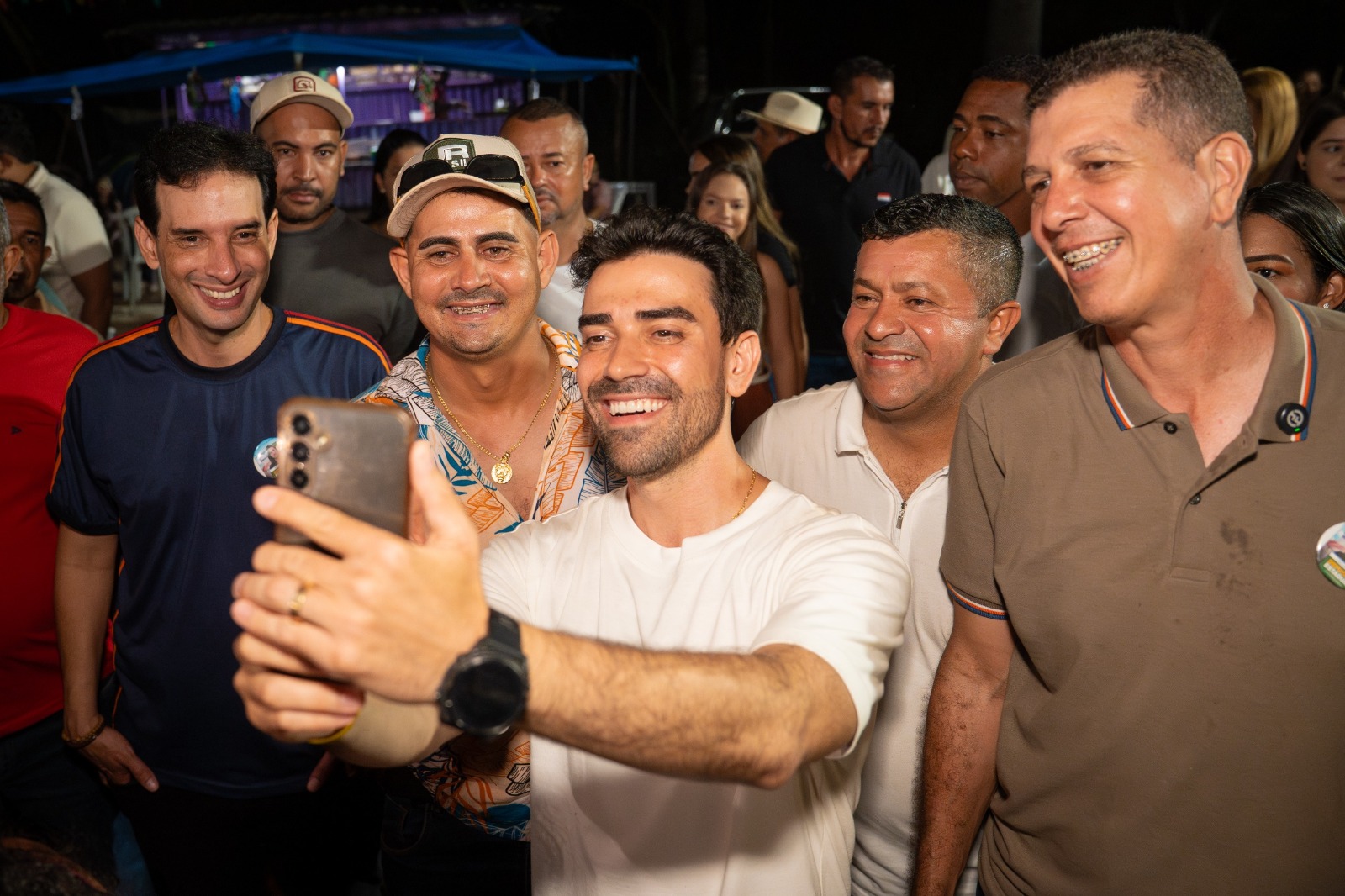 Prefeitos Junior Marabá e Moab Santana ao lado do deputado Léo Prates durante evento em Riachão das Neves