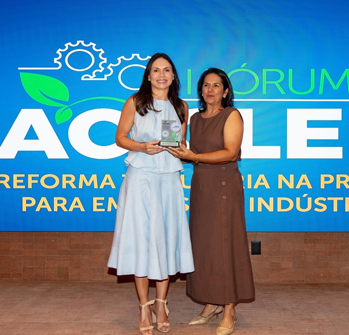 Alessandra Zanotto Costa recebe homenagem durante o Fórum da Aciclem realizado no auditório da Cooperfarms, em Luís Eduardo Magalhães.