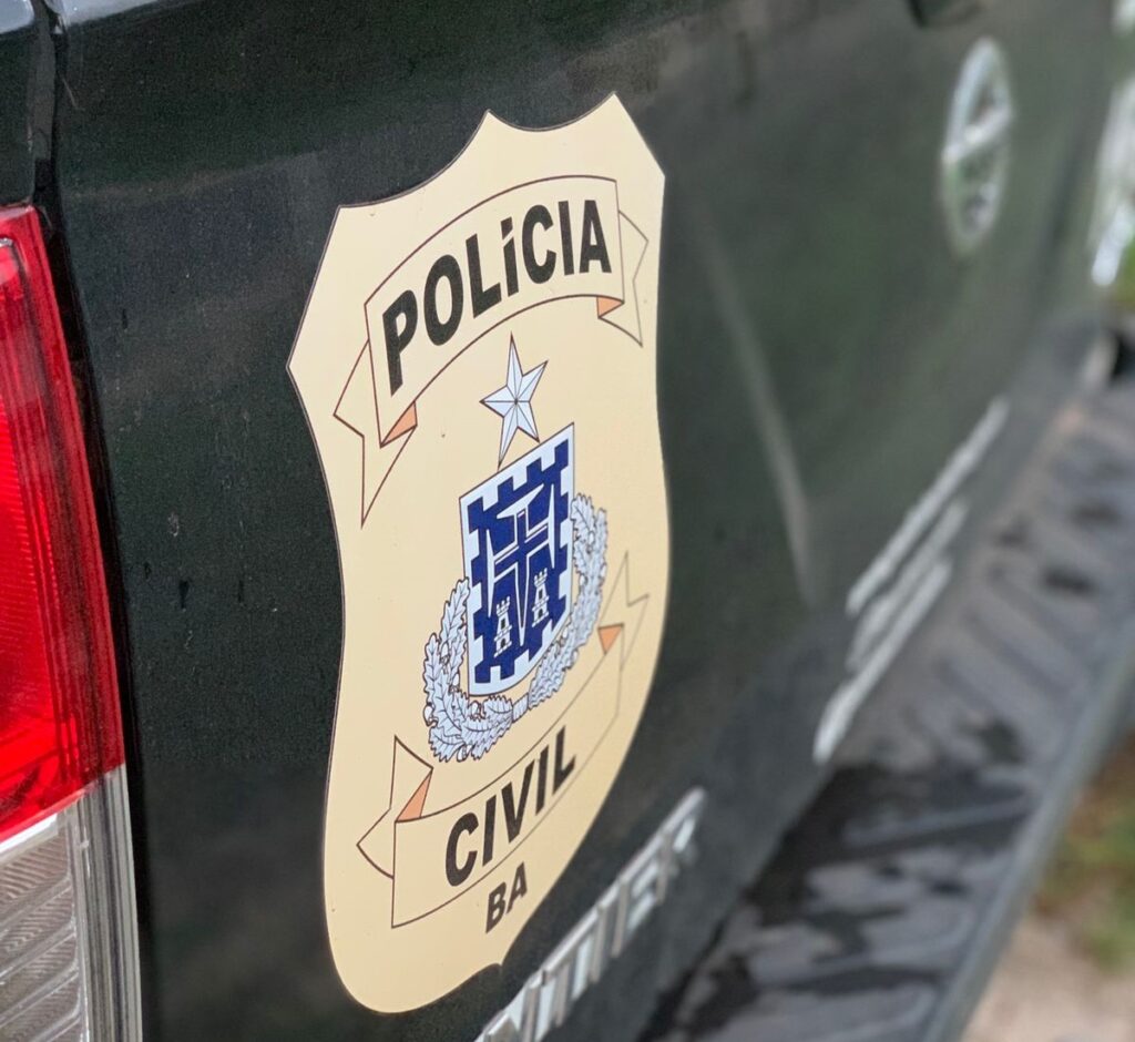 Viatura da Polícia Civil da Bahia durante operação que resultou na prisão de um homem e apreensão de arma, dinheiro e celulares em Coribe.