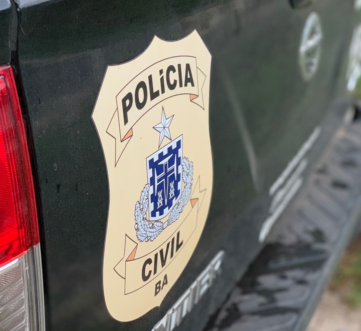 Viatura da Polícia Civil da Bahia durante operação que resultou na prisão de um homem e apreensão de arma, dinheiro e celulares em Coribe.