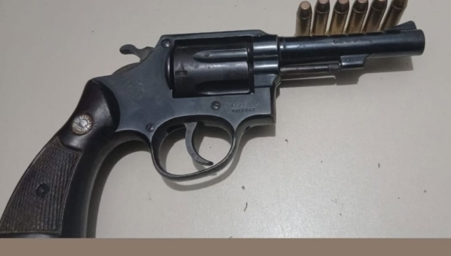Policiais da RONDESP CPR-Oeste durante apreensão de arma de fogo no bairro São Francisco, em Barreiras.