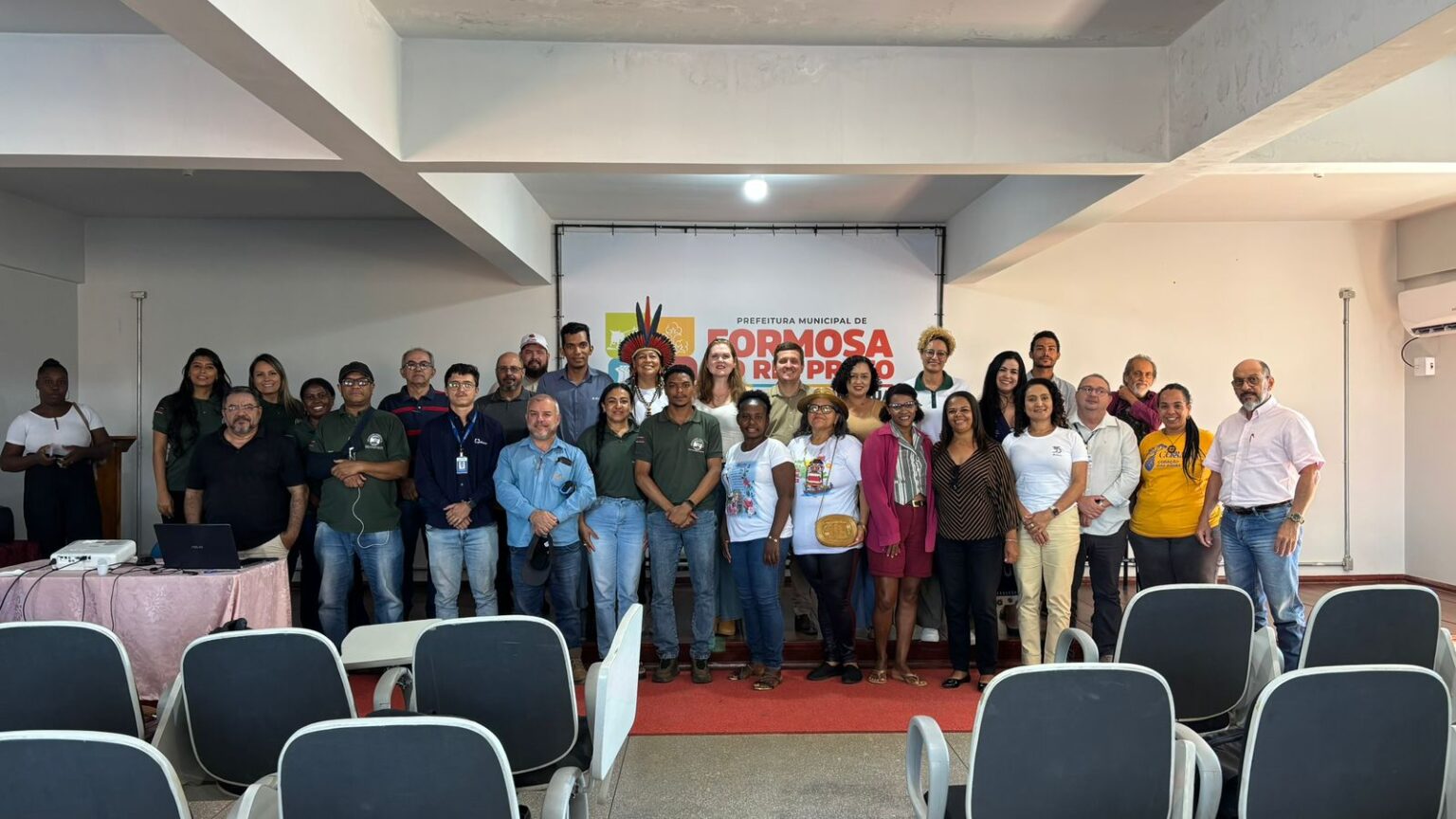 Representantes da Aiba e integrantes do CBH Grande durante reunião sobre gestão dos recursos hídricos em Formosa do Rio Preto