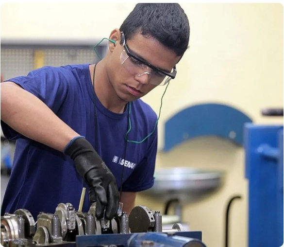 Fachada de unidade do Senai Bahia destacando abertura de vagas para cursos técnicos e bolsas de estudo em Luís Eduardo Magalhães.