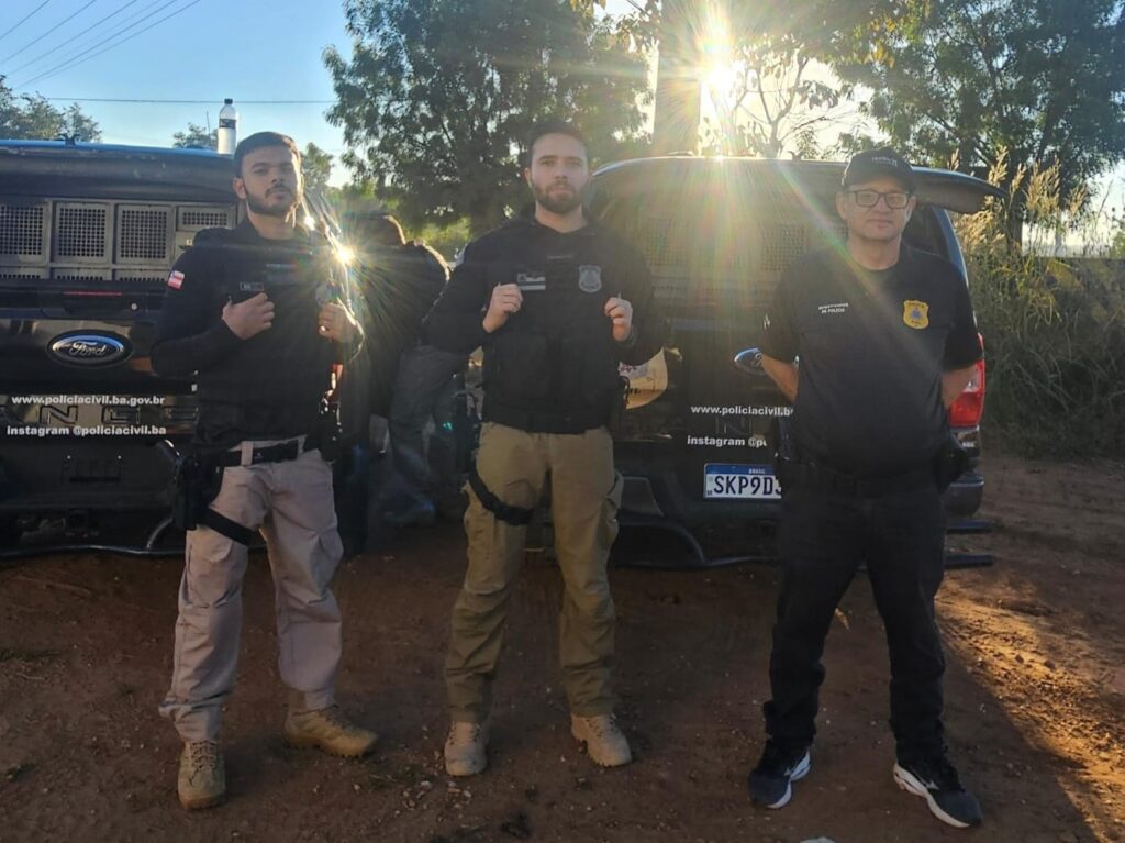 Equipes da Polícia Civil da Bahia durante operação de combate ao tráfico de drogas em Formosa do Rio Preto, no oeste baiano.