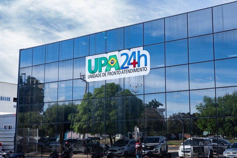 Equipe médica da UPA 24h de Luís Eduardo Magalhães durante atendimento a pacientes na unidade de saúde.