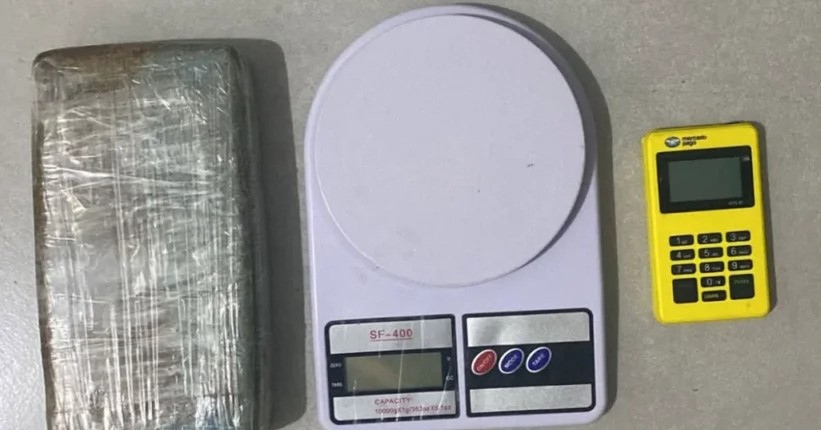 Materiais apreendidos pela CIPT-O durante patrulhamento no bairro Solar Barreiras, incluindo um tablete de crack, balança de precisão e máquina de cartão.