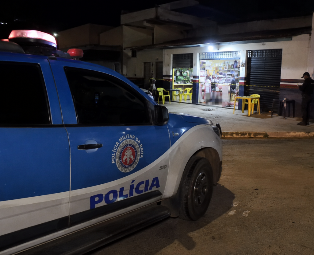 Movimentação de equipes policiais e peritos após homicídio registrado no bairro Ribeirão, em Barreiras.