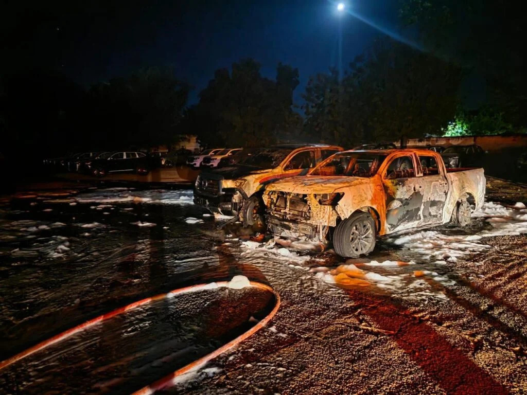 Bombeiros do 17º BBM combatem incêndio que atingiu veículos em um pátio de posto de combustíveis na Avenida Ahylon Macedo, em Barreiras.