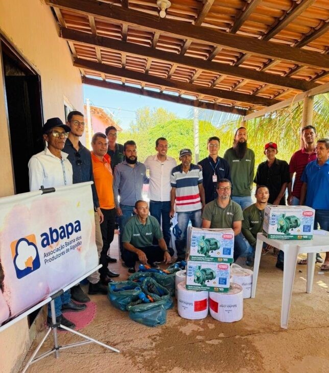Agricultores familiares recebem kits de irrigação por gotejamento durante ação do Programa Nascentes do Oeste em Riachão das Neves.