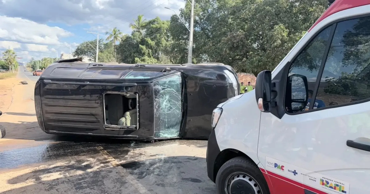 Veículo tombado após colisão na BA-160, em Ibotirama.