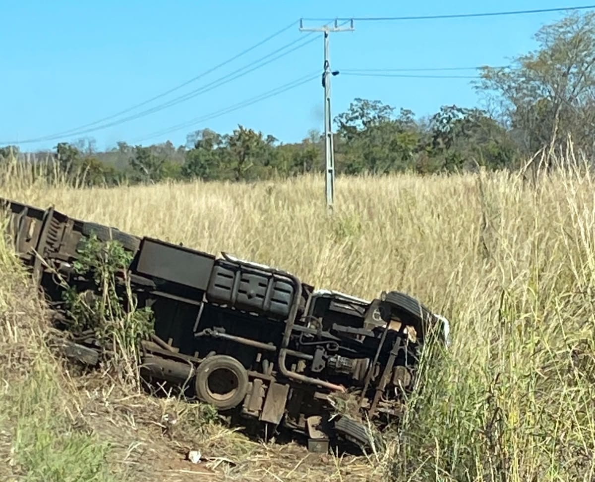 Viatura da PRF atendendo ocorrência de acidente na BR-135, em Riachão das Neves.