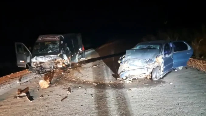Equipes de resgate atendem vítimas após colisão entre van e carro na BA-351, em Santa Rita de Cássia, no oeste da Bahia.