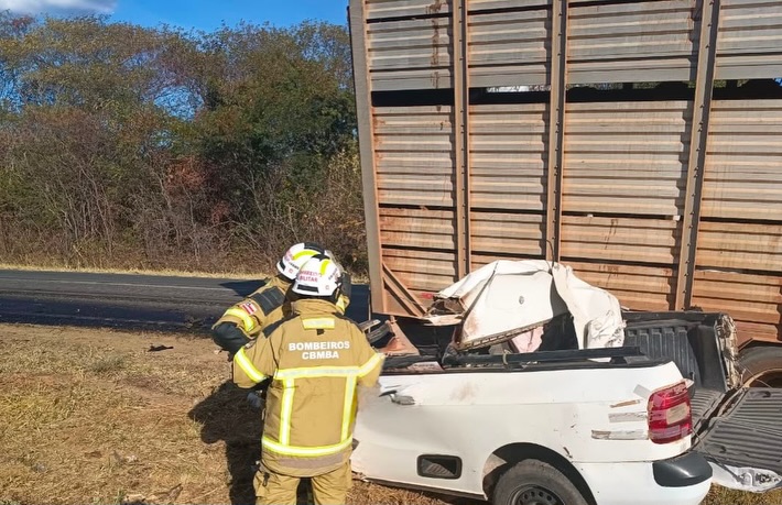 Equipes do Corpo de Bombeiros atuam no resgate após colisão entre caminhão boiadeiro e caminhonete na BR-349, no oeste da Bahia.