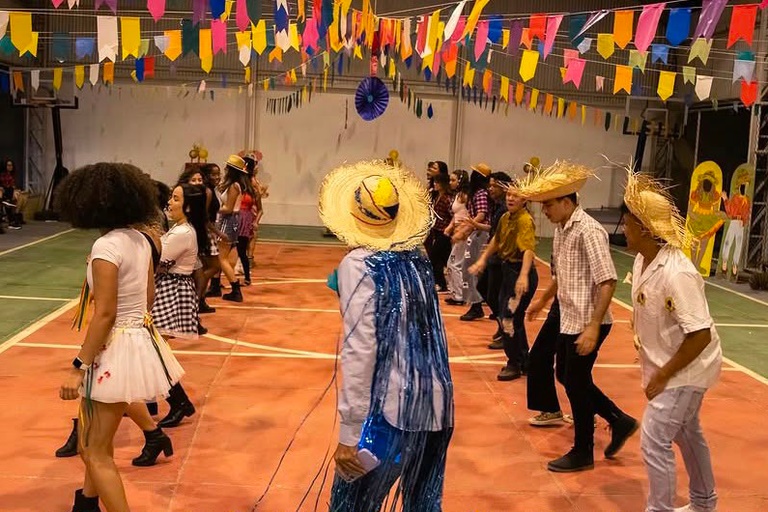 Estudantes e comunidade participam de festa junina da UFOB com apresentações de forró, comidas típicas e decoração temática nos campi do Oeste da Bahia.
