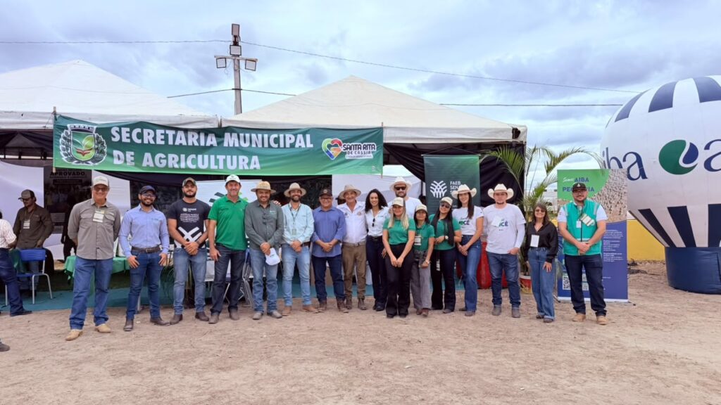 Representantes da Aiba recebem produtores rurais e pecuaristas em estande durante o III Encontro Técnico de Pecuaristas, em Santa Rita de Cássia, no oeste da Bahia.