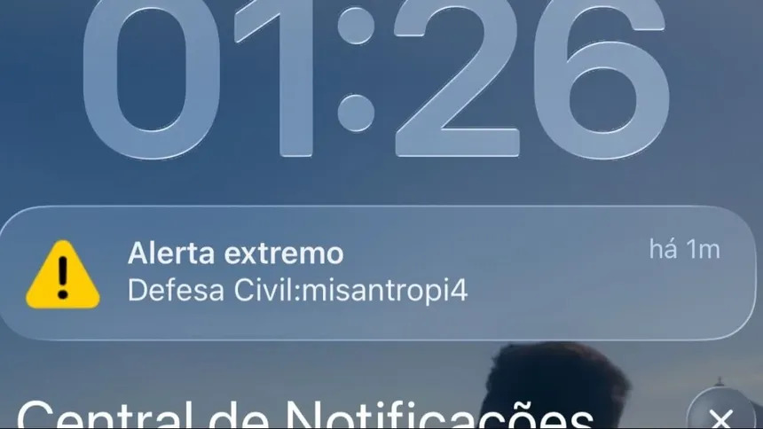 Tela de celular exibindo alerta de emergência com a palavra misantropia.
