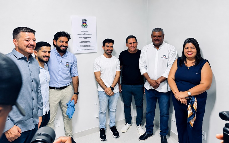 Autoridades municipais durante a inauguração da ampliação da UPA de Luís Eduardo Magalhães, que amplia o atendimento de urgência e emergência.